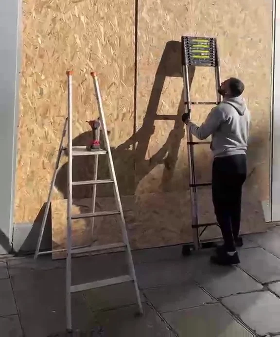 Démarches et assurance à Jouy-le-Moutier après un bris de vitrine
